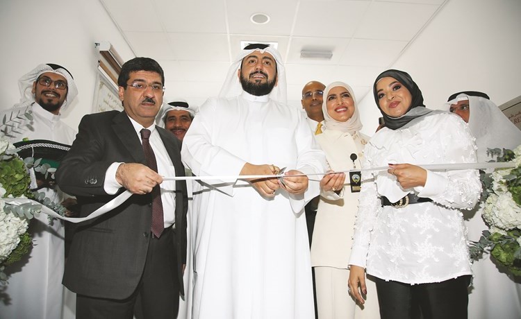 الشيخ د.باسل الصباح يقص شريط افتتاح مبنى التراخيص الصحية الجديد -(عادل سلامة)﻿