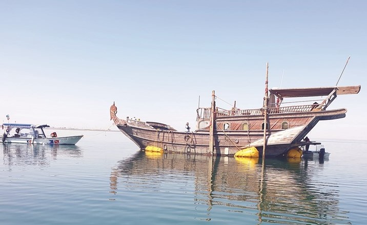 سحب فريق الغوص للسفينة الى الساحل للاصلاح﻿