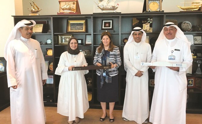 د.سميرة السيد عمر مستقبلة د.فاطمة الثلاب ووفد جمعية المخترعين﻿