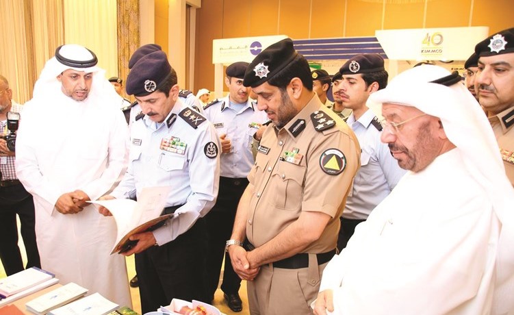 الفريق خالد المكراد خلال جولته في المعرض ويبدو الفريق م.يوسف الانصاري وم.عادل النصار﻿