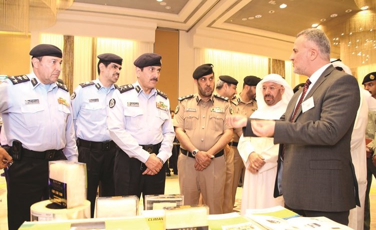 مدير عام الاطفاء يستمع الى شرح من قبل احد المشرفين على جناح في المعرض ﻿