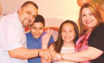 الزوجان وطفلاهما ضحايا الحريق في صورة تذكارية التقطت لهم قبل أسابيع﻿