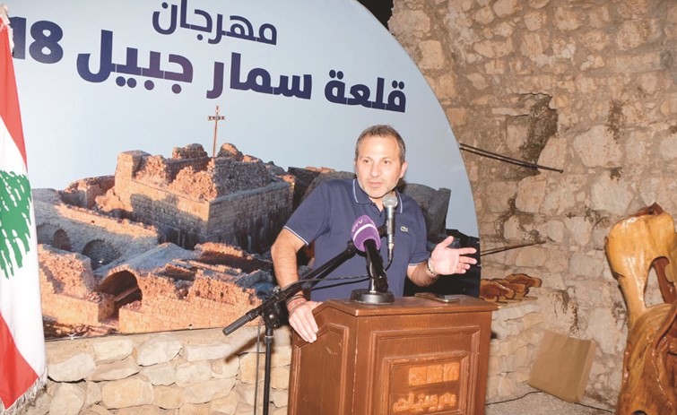 وزير الخارجية جبران باسيل يلقي كلمة خلال تدشين الجزء المرمم حديثا من قلعة سمارجبيل في قضاء البترون	(محمود الطويل)﻿