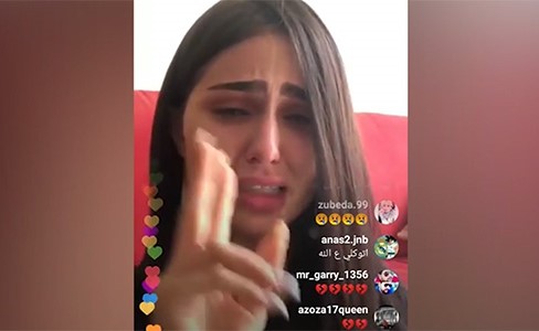 شاهد.. ملكة جمال العراق تتلقى رسالة "جايلك الدور " .. وتستغيث باكية في بث مباشر