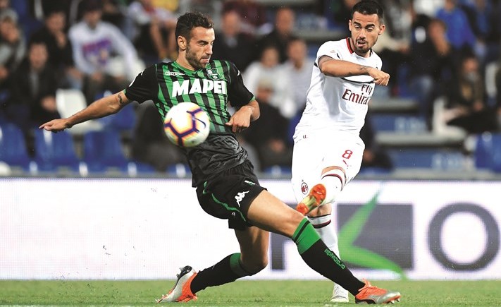 لاعب ميلان سوسو يسدد الكرة على مرمى ساسوولو-(رويترز) ﻿