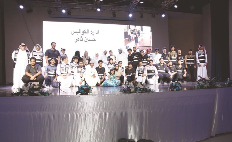 هند الصبيح وسعد الخراز مع المشاركين في الاحتفال باليوم العالمي للمسنين	(زين علام)﻿