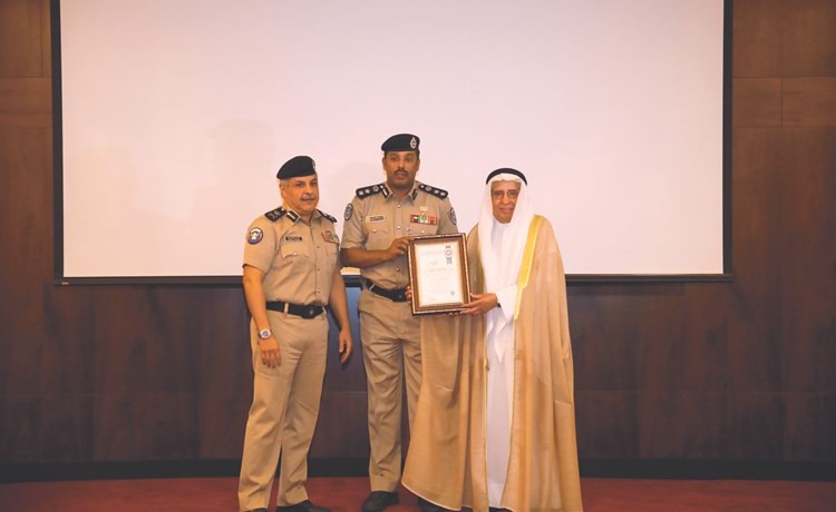 ابراهيم البغلي واللواء مازن الجراح خلال تكريم أحد المشاركين(عادل سلامة)﻿