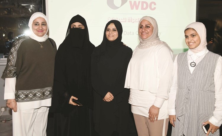 عدد من عضوات فريق مبادرة مجتمع المرأة للبيانات	(محمد هاشم)﻿