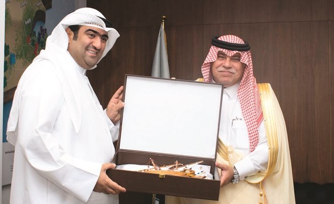 خالد الروضان مسلما هدية تذكارية لنظيره السعودي ماجد القصبي﻿