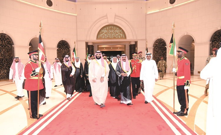 سمو ولي العهد الشيخ نواف الأحمد مودعا ولي العهد السعودي صاحب السمو الملكي الأمير محمد بن سلمان﻿