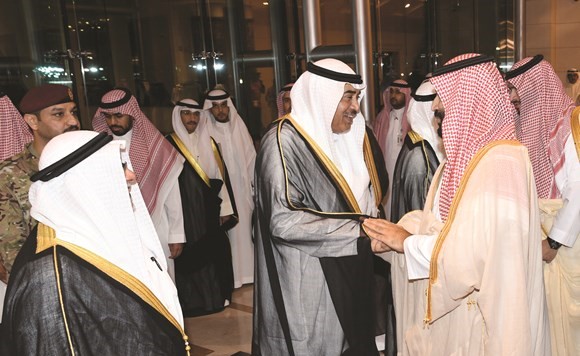 ولي العهد السعودي مصافحا الشيخ صباح الخالد والشيخ علي الجراح﻿