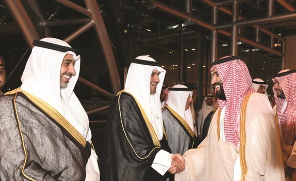 الأمير محمد بن سلمان مصافحا الشيخ خالد الجراح وأنس الصالح والشيخ محمد العبدالله ﻿