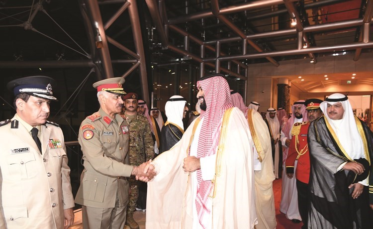 ولي العهد السعودي مصافحا الفريق الركن محمد الخضر والفريق عصام النهام﻿