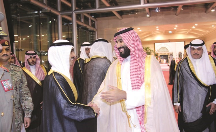 الأمير محمد بن سلمان وفي وداعه الشيخ ثامر الجابر﻿