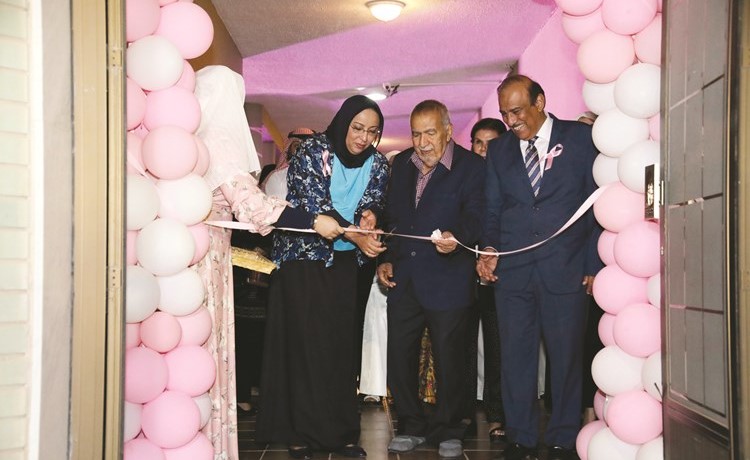 تدشين سيارة فحص الثدي ﻿
