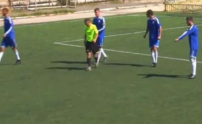 بالفيديو.. في مشهد نادر.. حكم يسجل هدفا برأسه ويحتسبه!