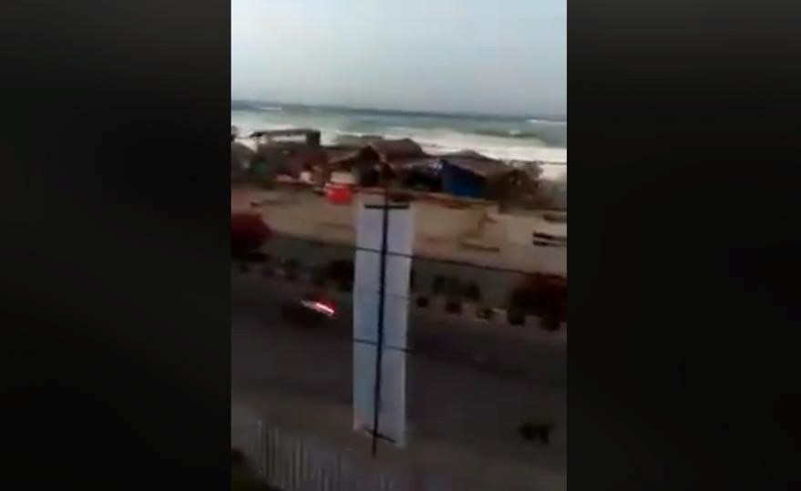 بالفيديو.. "تسونامي" يغمر أحد شوارع بالو بإندونيسيا