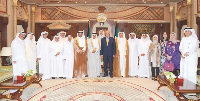سمو ولي العهد الشيخ نواف الاحمد خلال استقباله محمد الجبري والفائزين بجوائز الدولة التقديرية والتشجيعية للعام 2017﻿