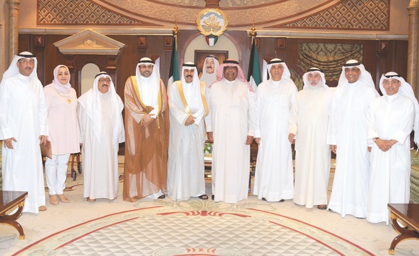 سمو ولي العهد الشيخ نواف الاحمد مستقبلا محمد الجبري ورئيس واعضاء مجلس ادارة جمعية الفنانين﻿