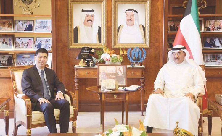 الشيخ صباح الخالد مستقبلا السفير الصيني وانغ دي ﻿