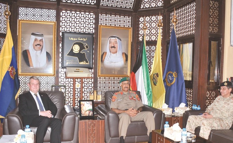 الفريق الركن محمد الخضر مستقبلا وزير الدولة لشؤون الدفاع والتجهيز البريطاني سيتورات آندرو﻿
