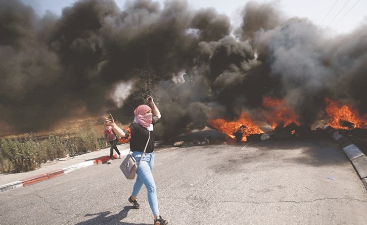 فتاة فلسطينية خلال مظاهرة في الضفة الغربية المحتلة امس - (رويترز)﻿