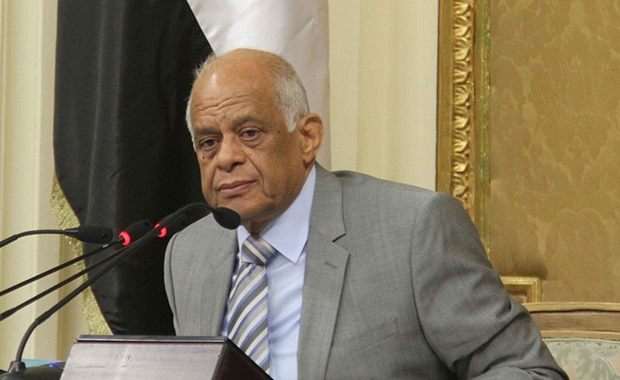 عبدالعال يعلن اعتراض السيسي على «البحوث الإكلينيكية»