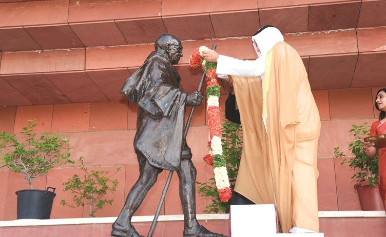 السفير علي السعيد يضع إكليلا من الزهور على نصب تذكاري للزعيم غاندي﻿