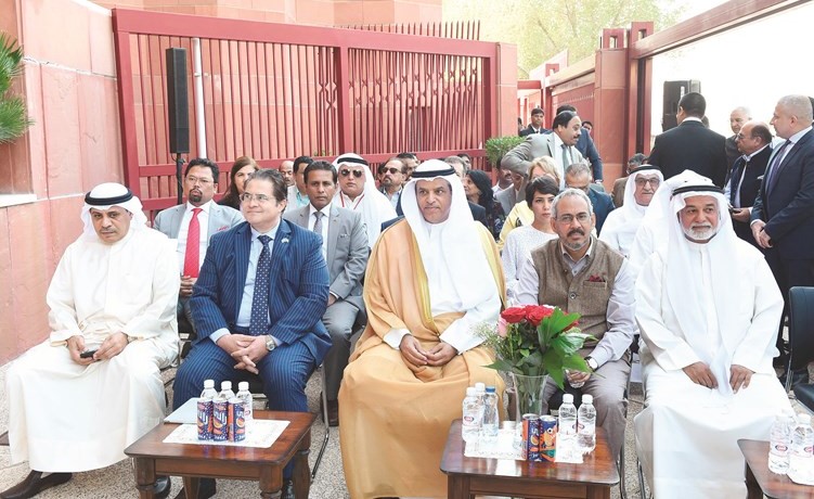 السفير علي السعيد والسفير الهندي جيفا ساغاروعدد من الحضور(متين غوزال)﻿