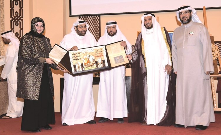 د.عبدالله المعتوق وجاسم العون ونبيل العون يكرمون غادة المسلم﻿