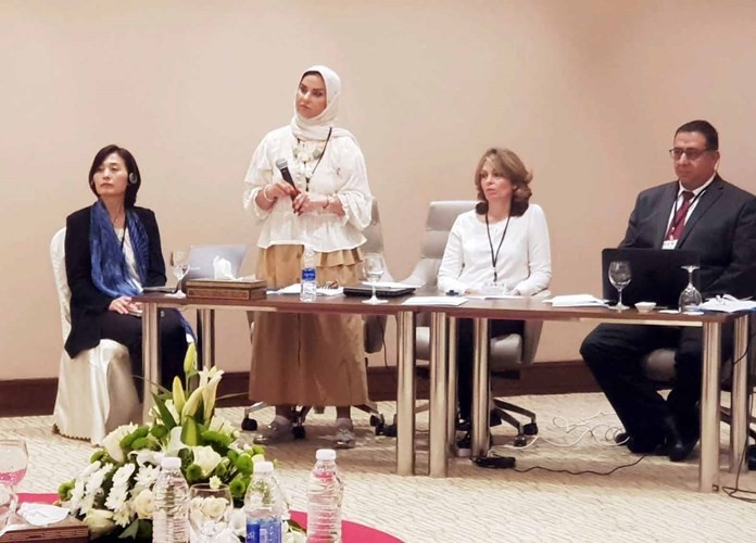 د.لطيفة الكندري أثناء إدارة المناقشات في الجلسة الثالثة للمنتدى﻿