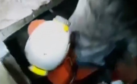 بالفيديو.. خرج من تحت أنقاض الزلزال "واقفا على قدميه"