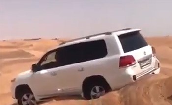 بالفيديو..  طريقة مبتكرة وغير اعتيادية لاستخراج سيارة عالقة في الرمال