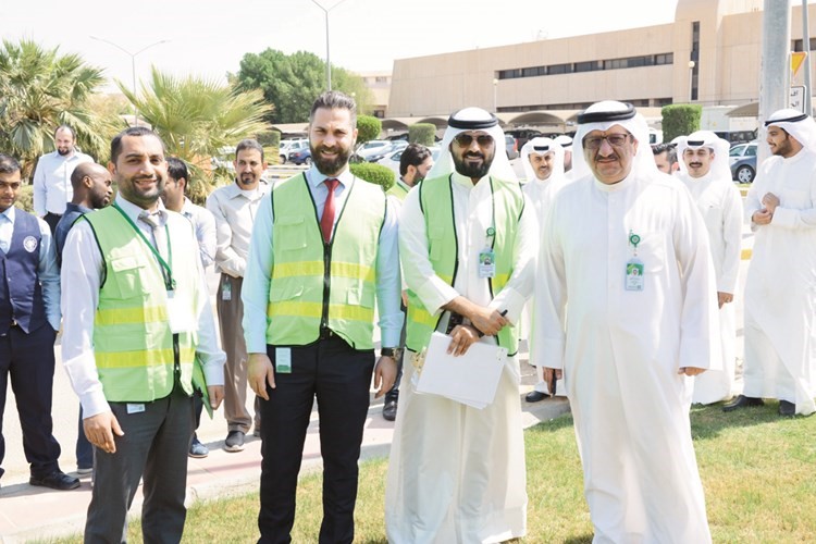 المشرفون على عملية الإخلاء﻿