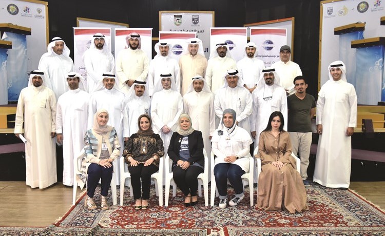 عبدالعزيز بومجداد وتهاني القلاف وعلي البغلي وبعض الأعضاء خلال الاجتماع الأول لنادي توستماسترز 	(محمد هنداوي) ﻿