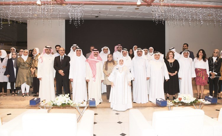 رئيس مجلس إدارة كونا الشيخ مبارك الدعيج ونائبه الزميل عدنان الراشد ومدير جامعة الكويت د.حسين الأنصاري والزميل سعد العلي في صورة تذكارية مع الخريجين والمدربين -(محمد هاشم)﻿