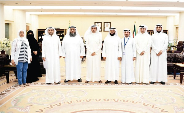 رئيس مجلس الأمة مرزوق الغانم لدى استقباله مجموعة من المواطنين يمثلون المتضررين من عمليات نصب عقاري بحضور النائب عبدالله فهاد