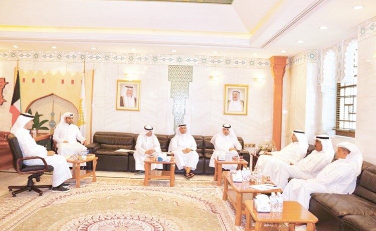 أسامة العتيبي خلال لقائه مع د. غازي العياش ورياض السعد وصلاح العيدان وعبدالوهاب الرشود وصلاح العصفور﻿