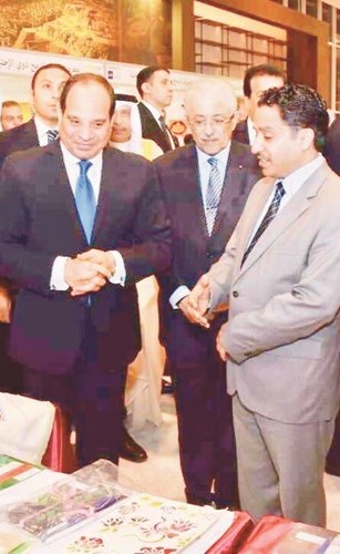 الرئيس عبدالفتاح السيسي مع د.عبدالمحسن الحويلة في جناح الكويت بالملتقى بحضور د.طارق شوقي﻿