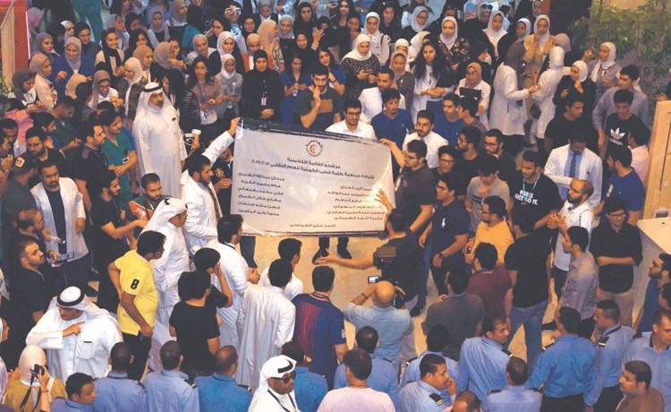 طلبة وطالبات الأكاديمية لحظة إعلان النتيجة﻿