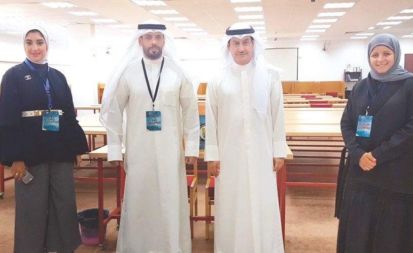 د.علي النامي وإبراهيم الفيلكاوي ومكية الصايغ وأمل الكندري خلال متابعتهم انتخابات الطب﻿