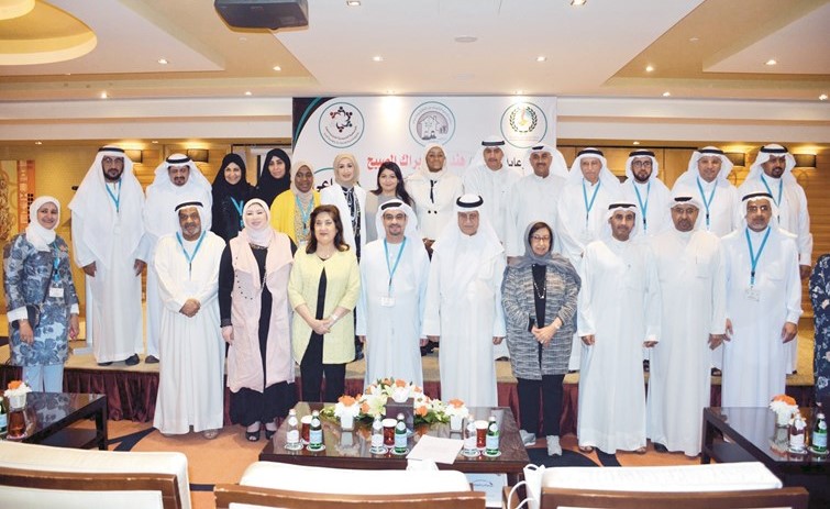 هناء الهاجري ومنيرة الكندري وعبدالله الرضوان والمشاركون في ورشة حماية الأسرة الخليجية من الطلاق﻿