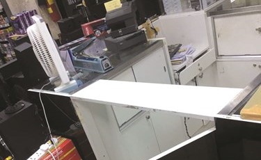اللص أحدث تلفيات في مكائن كاشير السوق﻿