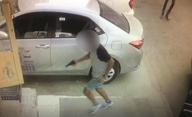 كاميرات البقالة الخارجية التقطت صورة لأحد المتهمين قبل تنفيذ الجريمة﻿