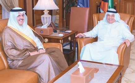 الفريق متقاعد الشيخ خالد الجراح مستقبلا السفير السعودي الأمير سلطان بن سعد بن خالد	﻿