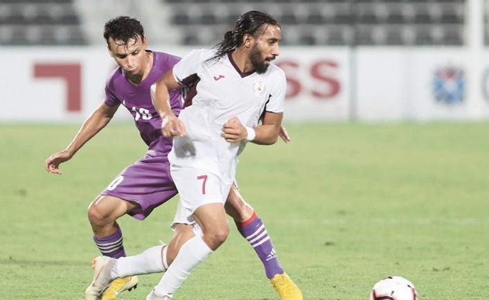 العنزي يحاول المرور من لاعب معيذر أيوب الودراسي﻿