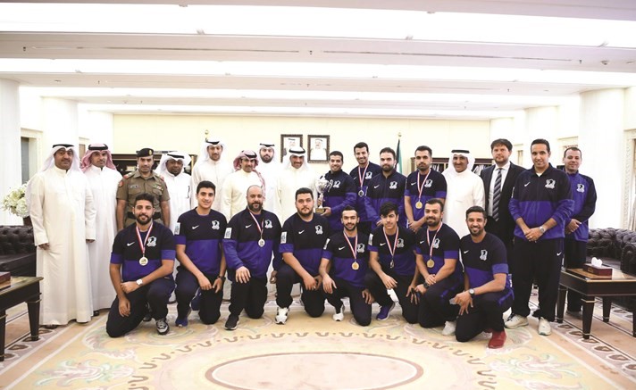 رئيس مجلس الأمة مرزوق الغانم متوسطا لاعبي واداريي منتخب الكويت الوطني للعبة هوكي الجليد﻿