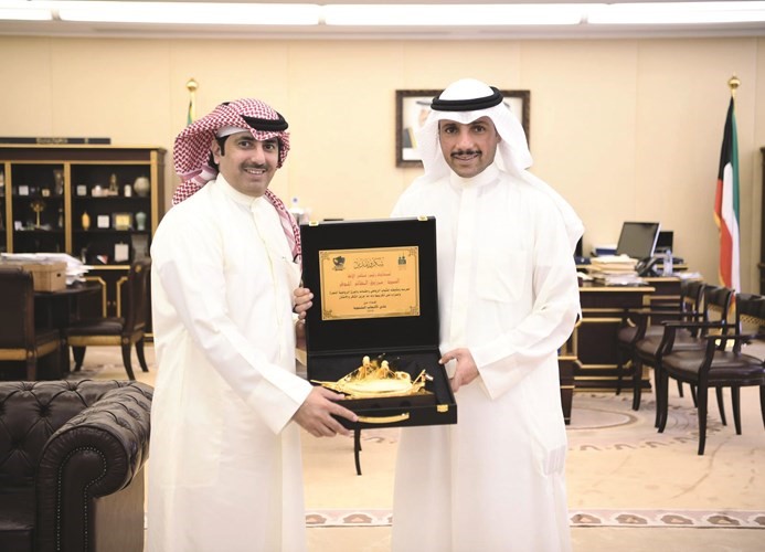 الرئيس الغانم يتلقى درعا من رئيس نادي الألعاب الشتوية فهيد العجمي﻿