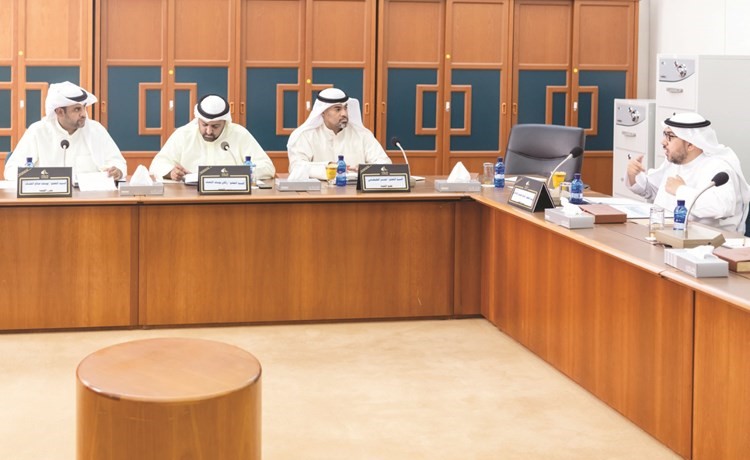 اسامة الشاهين وعمر الطبطبائي وراكان النصف ويوسف الفضالة أثناء اجتماع لجنة تحسين بيئة الأعمال ورعاية المشاريع الصغيرة والمتوسطة أمس﻿