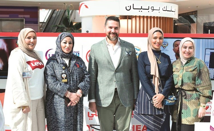 د.غالية المطيري وعدد من المشاركين في المعرض﻿